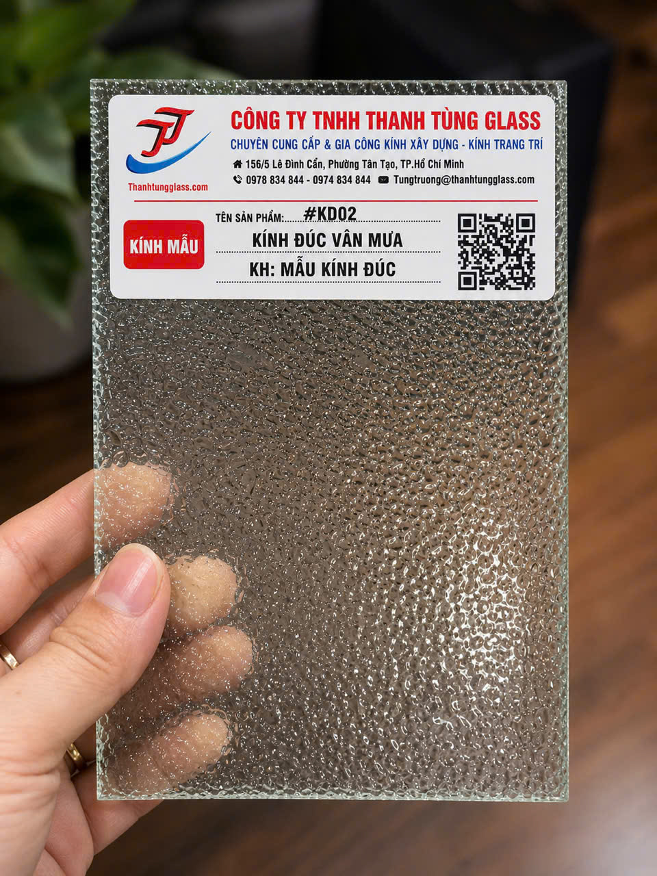 Kính đúc vân mưa
